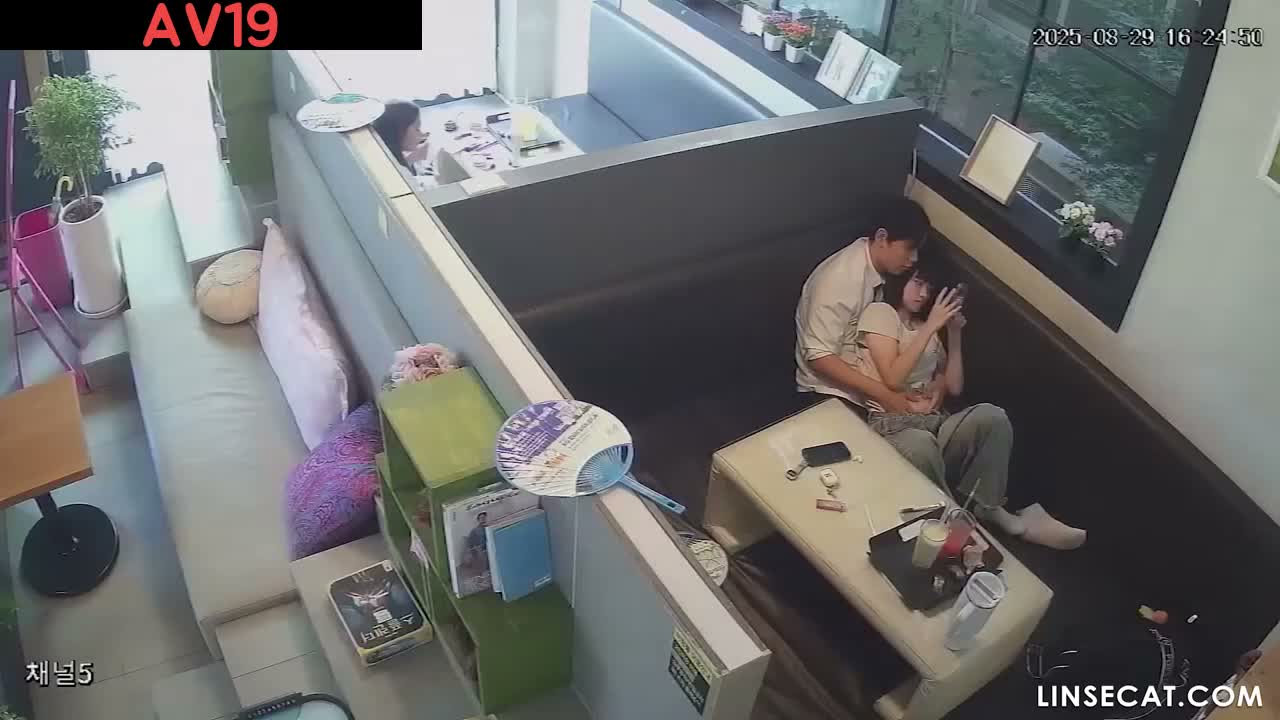 [신작] 귀여운 소녀가 여덟 번이나 오르가즘을 느꼈다! 사람들로 꽉 찬 카페에서 남자친구가 손가락으로 그녀를…