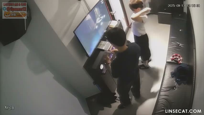 노래방에서 하얀 궁둥이 까놓고